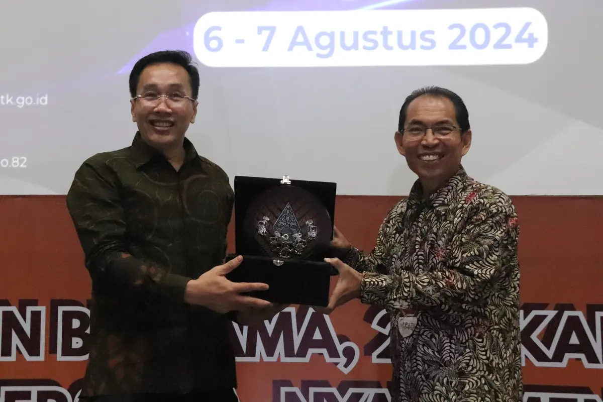 Zakaria Halim, Corporate President Office EVP PT Mandiri Utama Finance (kiri) menerima cinderamata yang diberikan oleh Kepala Pusdiklat APU-PPT PPATK Akhyar Effendi di Pusdiklat APU-PPT PPATK, Depok, Jawa Barat pada Selasa (6/8).