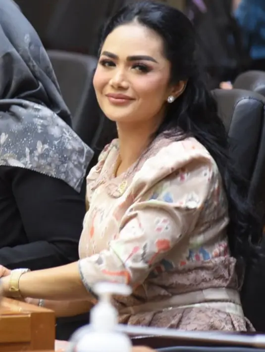 <p>Krisdayanti kini sibuk mengurusi maraknya kasus gagal ginjal akut pada anak yang menewatkan 195 orang. Di Indonesia, kasusnya mencapai lebih dari 300. Memperkuat komisi IX DPR RI yang menangani kesehatan masyarakat dan ketenagakerjaan, KD hadir dalam rapat harmonisasi usulan Rancangan Undang-Undang Pengawasan Obat dan Makanan di Jakarta, pekan ini. (Foto: Dok. Instagram @krisdayantilemos)</p>