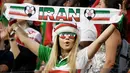 Suporter Iran saat menyaksikan laga melawan Portugal pada laga Piala Dunia di Stadion Mordovia, Rusia, Senin (25/6/2018). Iran bermain imbang 1-1 dengan Portugal. (AFP/Filippo Monteforte)