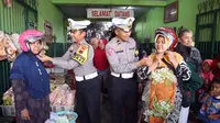 Edukasi peraturan lalu lintas di Pasar Pagi Pemalang, emak-emak jawab pertanyaan dapat hadiah helm. (Foto: Liputan6.com/Humas Polres Pemalang)