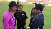Yusuf Mansur dan Indra Sjafri bertemu pelatih Sriwijaya FC di Stadion Gelora Sriwijaya, Jakabaring, Palembang (20/2/2018). (Bola.com/Riskha Prasetya)