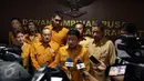 Pelaksana harian Ketua Umum DPP Partai Hanura Chaeruddin Ismail menjawab pertanyaan wartawan usai menggelar konferensi pers di kantor DPP Partai Hanura, Jakarta, Kamis (10/11). (Liputan6.com/Johan Tallo)