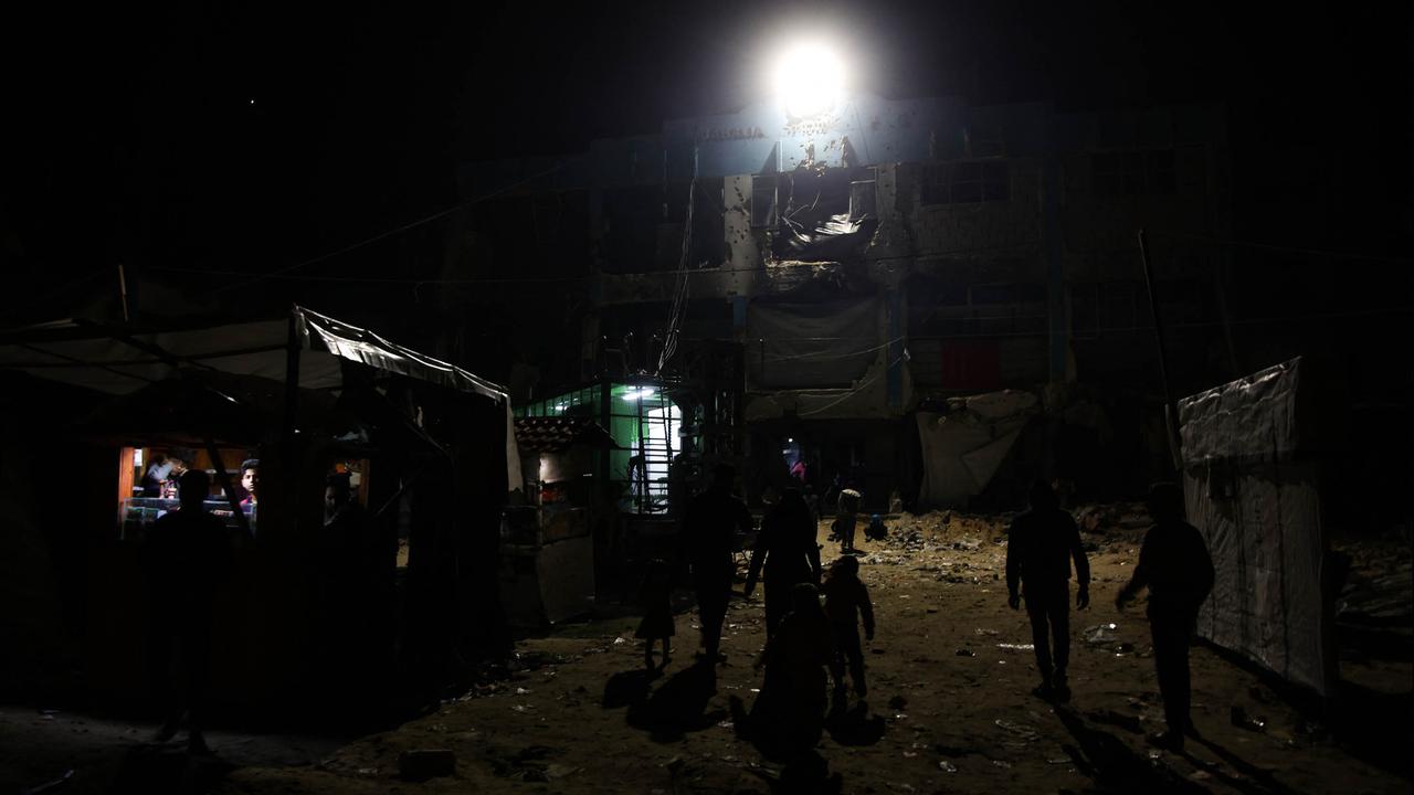 Warga Palestina Bertahan Hidup di Reruntuhan