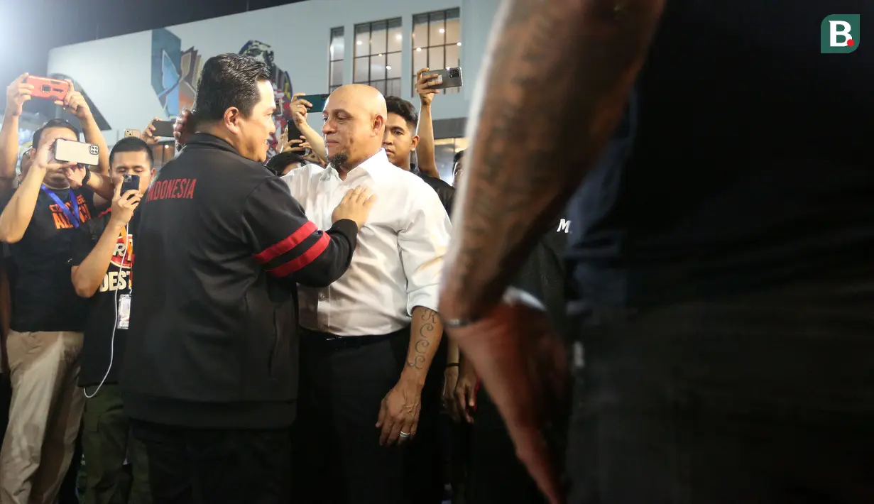 <p>Ketua Umum PSSI, Erick Thohir (kiri) memeluk legenda sepak bola Brasil, Roberto Carlos saat kegiatan BRImo Future Garuda di Lapangan BRILiaN Stadium, Jalan Fatmawati Raya, Jakarta, Selasa (30/05/2023). (Bola.com/Bagaskara Lazuardi)</p>