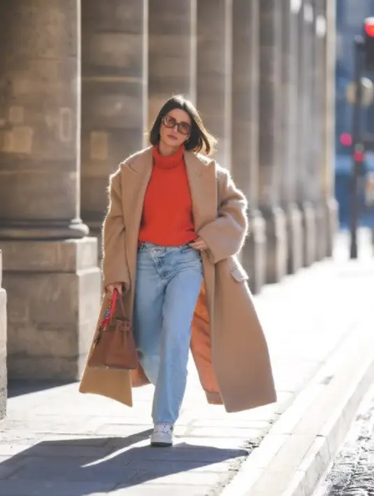 Tren oversized juga masih bisa kamu pertahankan dengan chunky knit. Sebagai pemanis dan penyempurna tampilanmu secara keseluruhan, tambahkan coat. Foto: Instagram.