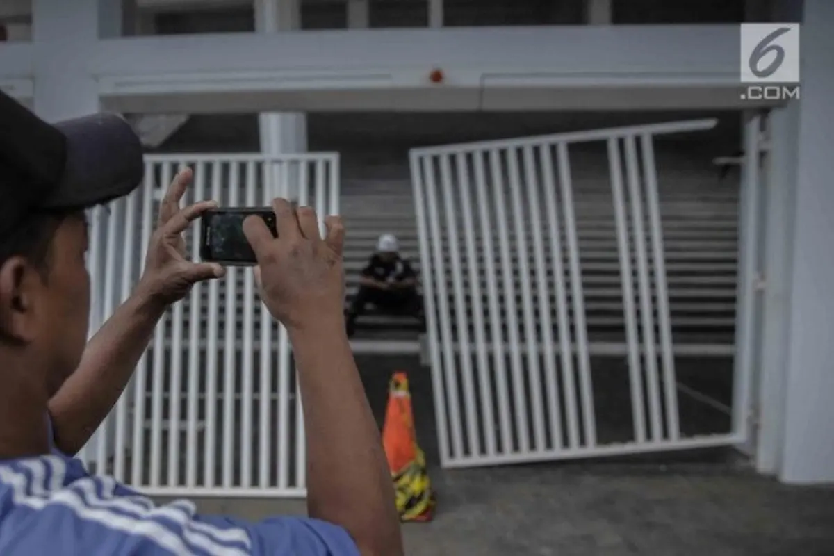 Pintu masuk zona 9 Stadion Utama Gelora Bung Karno yang rusak (Liputan6.com/Faizal Fanani)