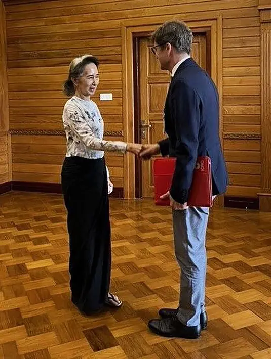 Mantan pemimpin sipil yang ditahan Aung San Suu Kyi bertemu dengan perwakilan tetap Komite Internasional Palang Merah (ICRC) untuk Myanmar Arnaude de Baecque di Naypyidaw, Myanmar, Senin, 3 Agustus 2026. (AFP/ Biro Pers dan Informasi Kepresidenan Myanmar )