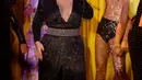 Penampilan Christina Aguilera di atas panggung dalam acara pembukaan New York Fashion Week di New York City, AS (9/9). Christina Aguilera tampil seksi menggenakan busana hitam jaring-jaring. (AFP Photo/Fernanda Calfat)