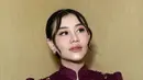 Matanya pun dirias dengan eye shadow coral shimmer serta eyeliner wings tipis. Bulu matanya tampak rapi. [@ochiipramita]