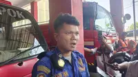 Anggota DPKP Kota Depok, Sandi Butar Butar saat memenuhi panggilan untuk menerima pembinaan di UPT DPKP Cimanggis, Depok. (Liputan6.com/Dicky Agung Prihanto)