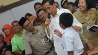 Kedatangan Jokowi beberapa sekolah itu dalam rangka mengecek langsung pendistribusian Kartu Jakarta Pintar (KJP) bagi para siswa (Liputan6.com/Herman Zakharia). 