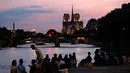 Suasana menjelang malam di tepi sungai Seine sebagai bagian dari acara musim panas Paris Plages di Paris, Prancis (7/7). (AFP Photo/Francois Guillot)