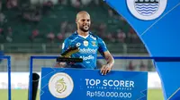 Pada kategori top skor, penghargaan jatuh kepada striker Persib Bandung, David Da Silva yang mampu menjadi pencetak gol terbanyak di BRI Liga 1 2023/2024 dengan torehan total 30 gol, dengan rincian 26 gol dicetak di fase reguler series dan 4 gol di fase Championship Series. Selain trofi, pemain asal Brasil ini juga berhak atas hadiah uang senilai Rp150 juta. (Bola.com/Bagaskara Lazuardi)