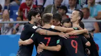Para pemain Kroasia merayakan gol yang dicetak Ivan Perisic ke gawang Islandia pada laga grup D Piala Dunia di Rostov Arena, Rostov-on-Don, Selasa (26/6/2018). Kroasia menang 2-1 atas Islandia. (AP/Vadim Ghirda)