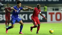 Penyerang Indonesia, Boaz Solossa dikawal ketat bek Thailand di di laga final pertama Piala AFF di Stadion Pakansari, Bogor, Rabu (14/12/2016).(Liputan6.com/Helmi Fithriansyah)