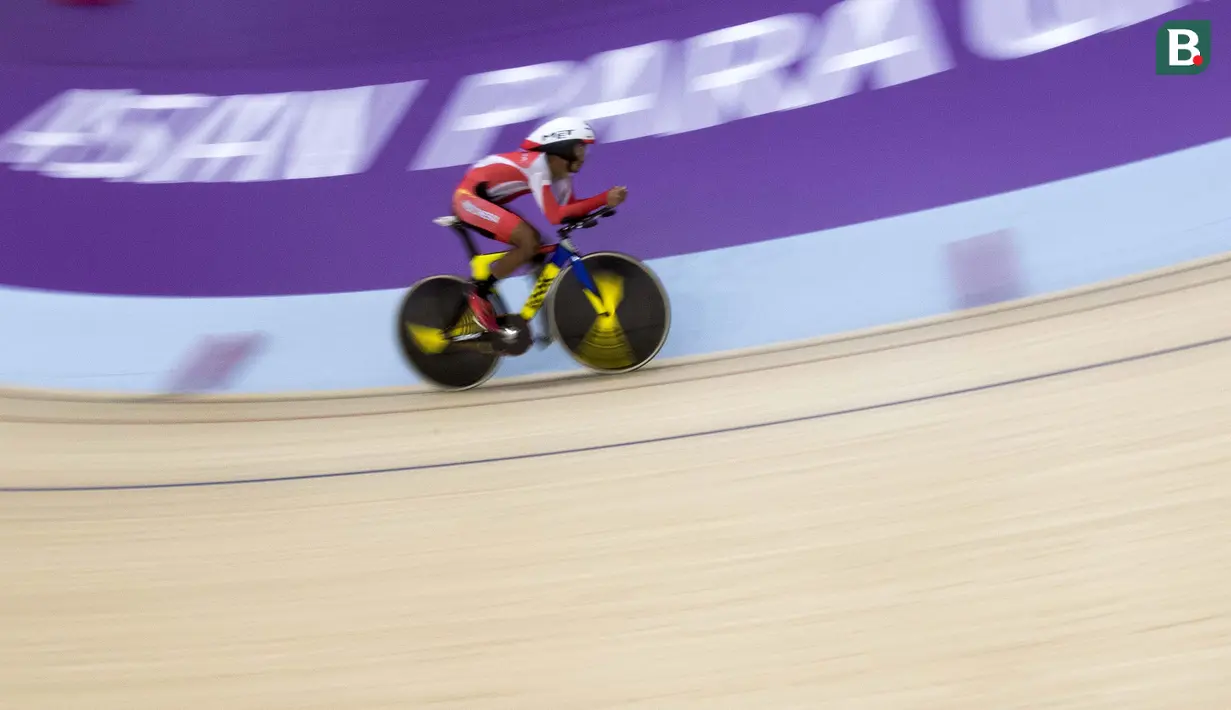 M Fadli pebalap sepeda Indonesia meraih medali emas di nomor 4000 meter Individual Pursuit C4 di Velodrome Rawamangun, Jakarta,  Jumat (11/10/2018).  (Bola.com/Peksi Cahyo)