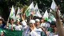 Sejumlah massa dari Forum Betawi Bersatu (FBB) menggelar aksi di depan Gedung DPRD, Jakarta, (26/9/14). (Liputan6.com/Faizal Fanani)
