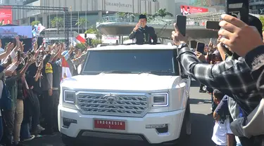 Presiden ke-7 Republik Indonesia, Joko Widodo (Jokowi) melambaikan tangan kepada warga saat melintasi Kawasan Bundaran Hotel Indonesia, Jakarta, Minggu (20/10/2024). (merdeka.com/Arie Basuki)