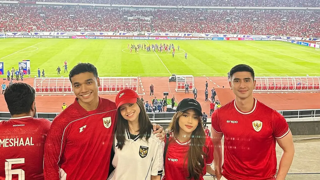 Duduk di Kursi VIP, Gaya Double Date Fuji An-Verrel Bramasta dan Fadly Faisal-Maudy Effrosina Nonton Timnas Indonesia VS Bahrain