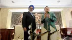 Ketua DPD RI Irman Gusman (kanan) menerima tamu dari Kedutaan besar India untuk Indonesia Gurjit Singh (kiri), Jakarta, Jum'at (24/10/2014) (Liputan6.com/Andrian M Tunay) 