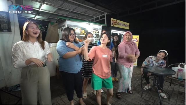 6 Momen Nagita Slavina Cicipi Nasi Bakar Melati Eks JKT48, Lontarkan Pujian