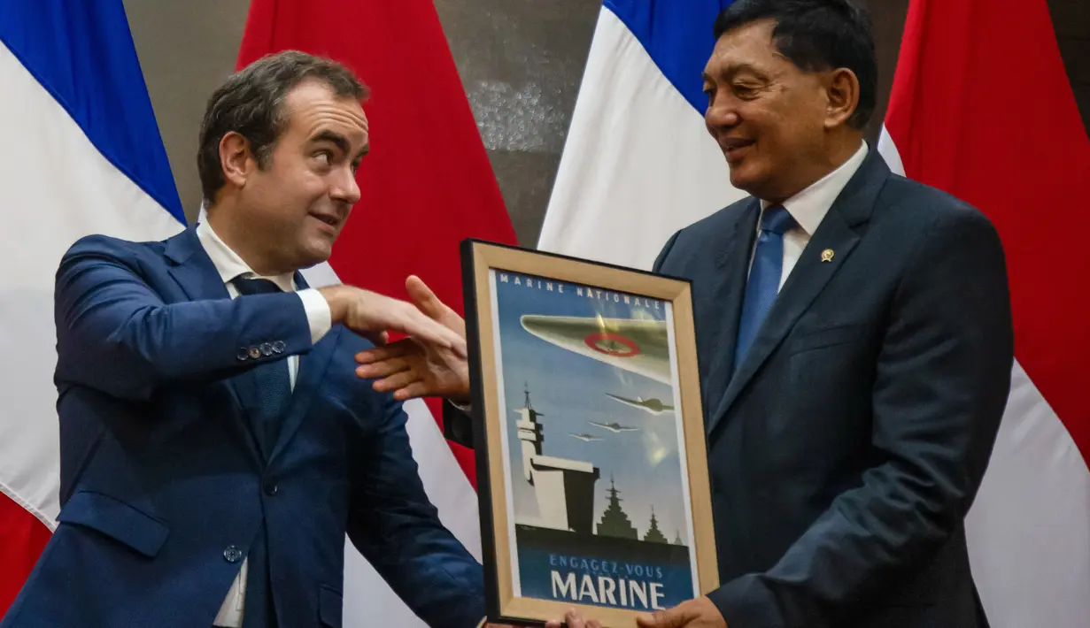Menteri Pertahanan Republik Indonesia, Sjafrie Sjamsoeddin (kanan) menerima cinderamata dari Menhan Prancis, Sebastian Lecornu, dalam pertemuan mereka di Gedung Kementerian Pertahanan (Kemenhan), Jalan Medan Merdeka Barat, Jakarta Pusat, Jumat (31/1/2025). (ADITYA AJI/AFP)