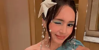 Beby Tsabina, aktris berbakat yang kini juga dikenal sebagai istri anggota DPR, kembali mencuri perhatian dalam dunia fashion. [@bebytsabina].