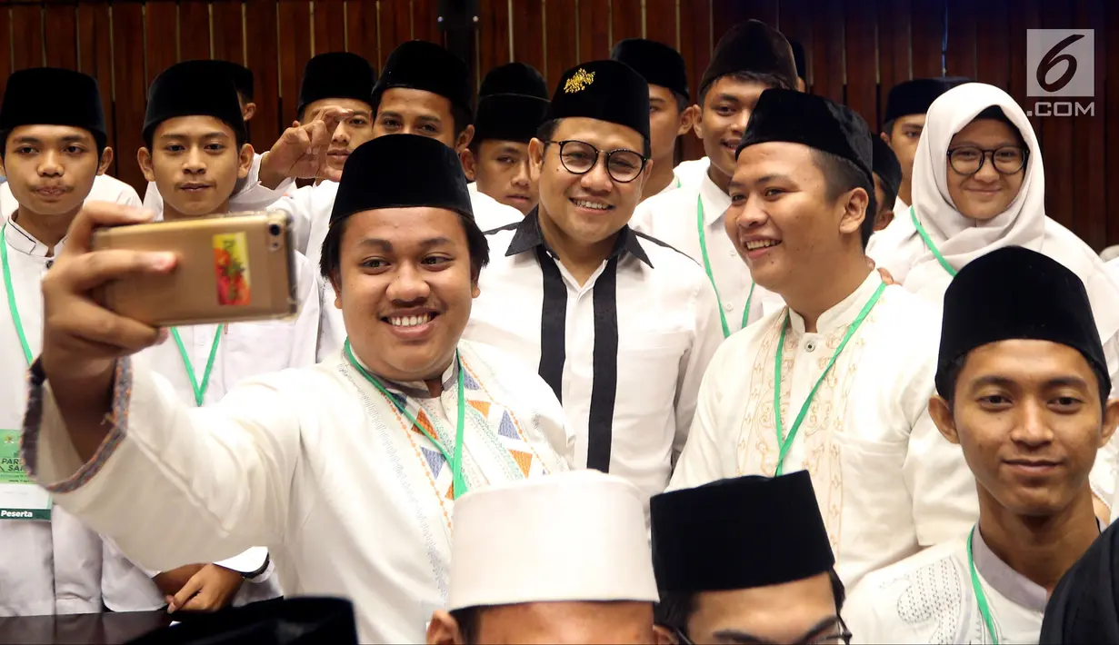 Wakil Ketua MPR Muhaimin Iskandar foto bersama santri saat menghadiri Parlemen Santri Angkatan IV F-PKB MPR RI, Jakarta, Kamis (19/4). Cak Imin didampingi Ketua F-PKB MPR Jazilul Fawaid dan Plt Ketua F-PKB DPR Cucun Syamsurizal. (Liputan6.com/Johan Tallo)