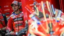 Pembalap Ducati Lenovo Team asal Italia, Francesco Bagnaia memperhatikan sebelum dimulainya sesi latihan kedua MotoGP Austria akhir pekan di arena balap Red Bull Ring di Spielberg, Austria, 16 Agustus 2024. (Jure Makovec/AFP)