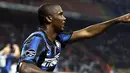 Selebrasi striker Inter Milan Samuel Eto'o yang mencetak hat-trick ke gawang Werder Bremen pada partai Liga Champions Grup A di Giuseppe Meazza, 29 September 2010. AFP PHOTO/OLIVIER MORIN  