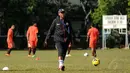 Pelatih Persija Jakarta, Rahmad Darmawan memimpin langsung sesi latihan terbuka yang digelar di lapangan Yon Zikon 13/KE, Jakarta, (23/22/2014). (Liputan6.com/Helmi Fithriansyah)