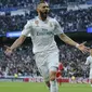 Penyerang Real Madrid, Karim Benzema merayakan golnya ke gawang Bayern Munchen pada leg kedua semifinal Liga Champions di Santiago Bernabeu stadium, Madrid, (1/5/2018). Madrid bermain imbang 2-2. (AP/Paul White)