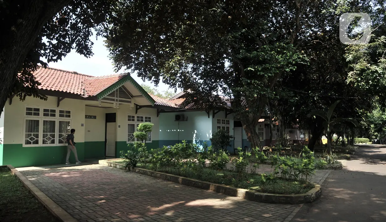 Petugas kebersihan beraktivitas di depan kamar yang akan dijadikan tempat tinggal sementara tenaga medis di SMK Negeri 57 Jakarta, Rabu (22/4/2020). Pemprov DKI menyiapkan ratusan sekolah sebagai tempat tinggal bagi tenaga medis dan lokasi isolasi pasien Covid-19. (merdeka.com/Iqbal S Nugroho)