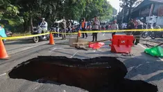Pengendara melintas di sisi ruas jalan yang ditutup sebagian akibat amblas di Jalan Raya Lenteng Agung, Jakarta Selatan, Jumat (29/5/2026). (merdeka.com/Arie Basuki)
