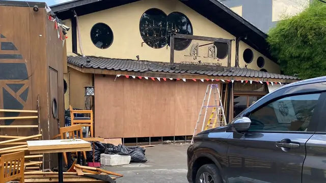 Sebuah mobil merk Toyota Zenix mengalami kecelakaan tunggal, di mana menabrak sebuah restoran Jepang di Jalan Suryo, Jakarta Selatan, Minggu 8 September 2024.