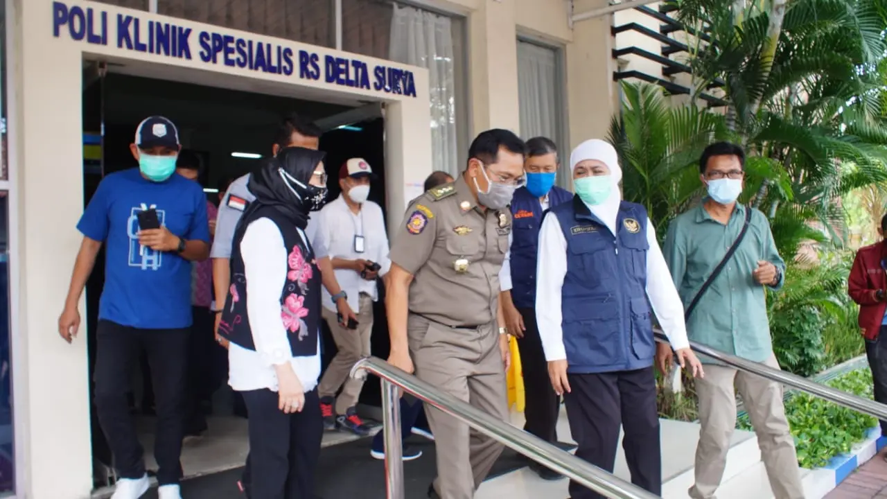 Gubernur Jatim Khofifah meninjau vaksinasi di Sidoarjo (Dian Kurniawan/Liputan6.com)