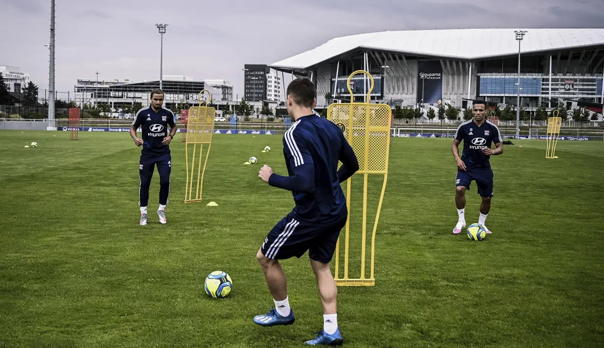 Pemain Olympique Lyon melakukan latihan di Decines-Charpieu Groupama, Prancis, Rabu (10/6/2020). Olympique Lyon melakukan persiapan Jelang leg kedua babak 16 besar Liga Champions melawan Juventus. (AFP/Jeff Pachoud)
