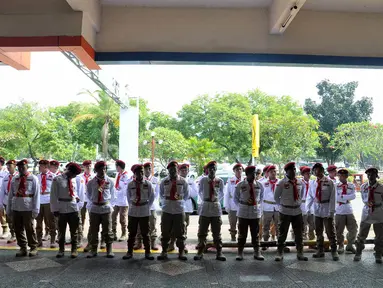 Ratusan kader mengantar kepergian jenazah Ketum Gerindra Suhardi di Bandara Halim Perdanakusuma, (29/8/14). (Liputan6.com/Miftahul Hayat)