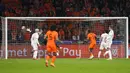Pemain Belanda Steven Bergwijn (ketiga kanan) mencetak gol dengan sundulan melewati kiper Denmark Kasper Schmeichel pada pertandingan persahabatan di Johan Cruyff ArenA, Amsterdam, Belanda, 26 Maret 2022. Belanda menang 4-2. (AP Photo/Peter Dejong)
