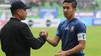 Dendi Santoso menjadi kapten Arema saat uji coba melawan PSIS Semarang. (Bola.com/Iwan Setiawan)