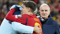 Pemain Spanyol, Gavi, menangis saat mengalami cedera lutut kala melawan Georgia pada kualifikasi Euro 2024 Grup A di Stadion Jose Zorrilla, Valladolid, Spanyol, Senin (20/11/2023). Gavi terlihat menangis dan tertatih-tatih saat berjalan ke luar lapangan. (AFP/Cesar Manso)