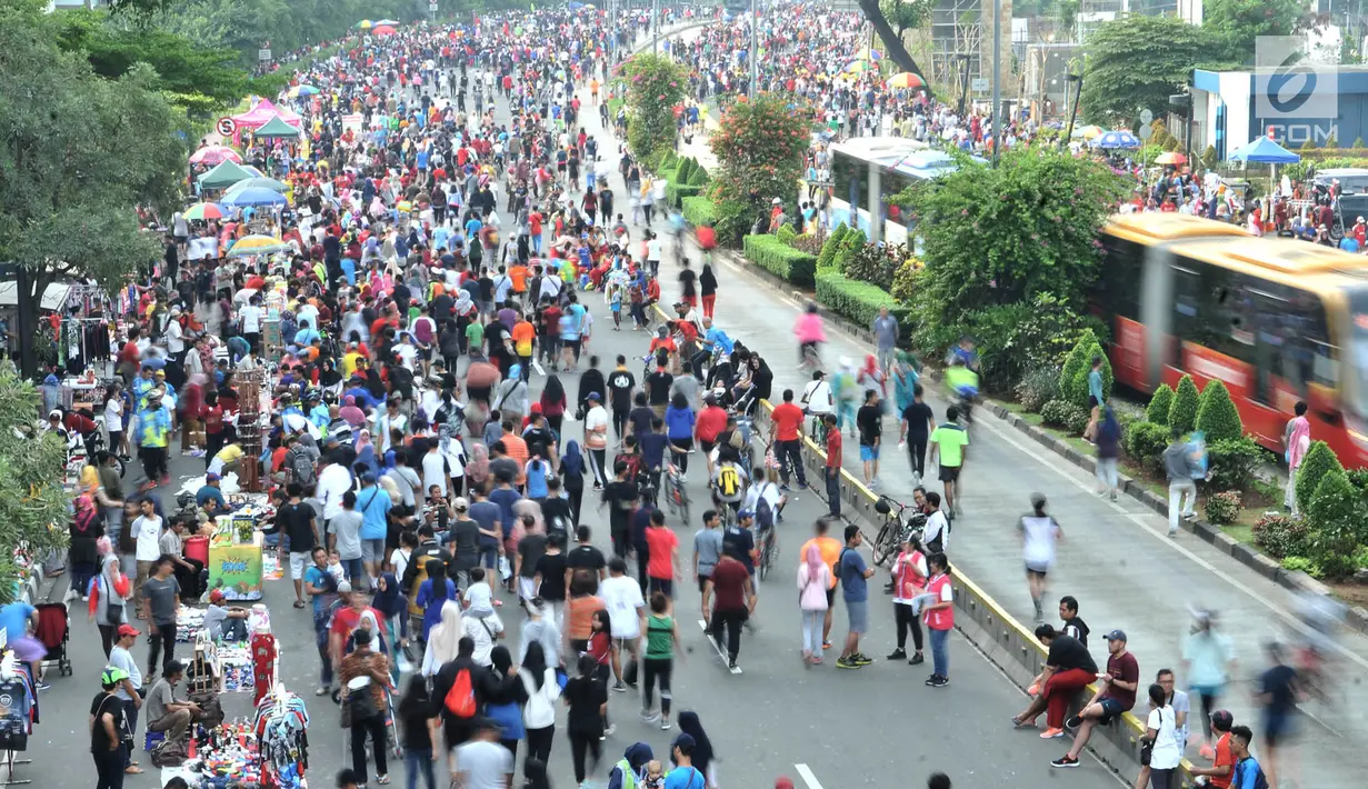 Pedagang kaki lima (PKL) berdagang di badan jalan saat car free day di kawasan Bundaran HI, Jakarta, Minggu (18/11). Kurangnya pengawasan menyebabkan PKL mengganggu kenyamanan warga berolahraga. (Merdeka.com/Iqbal S. Nugroho)