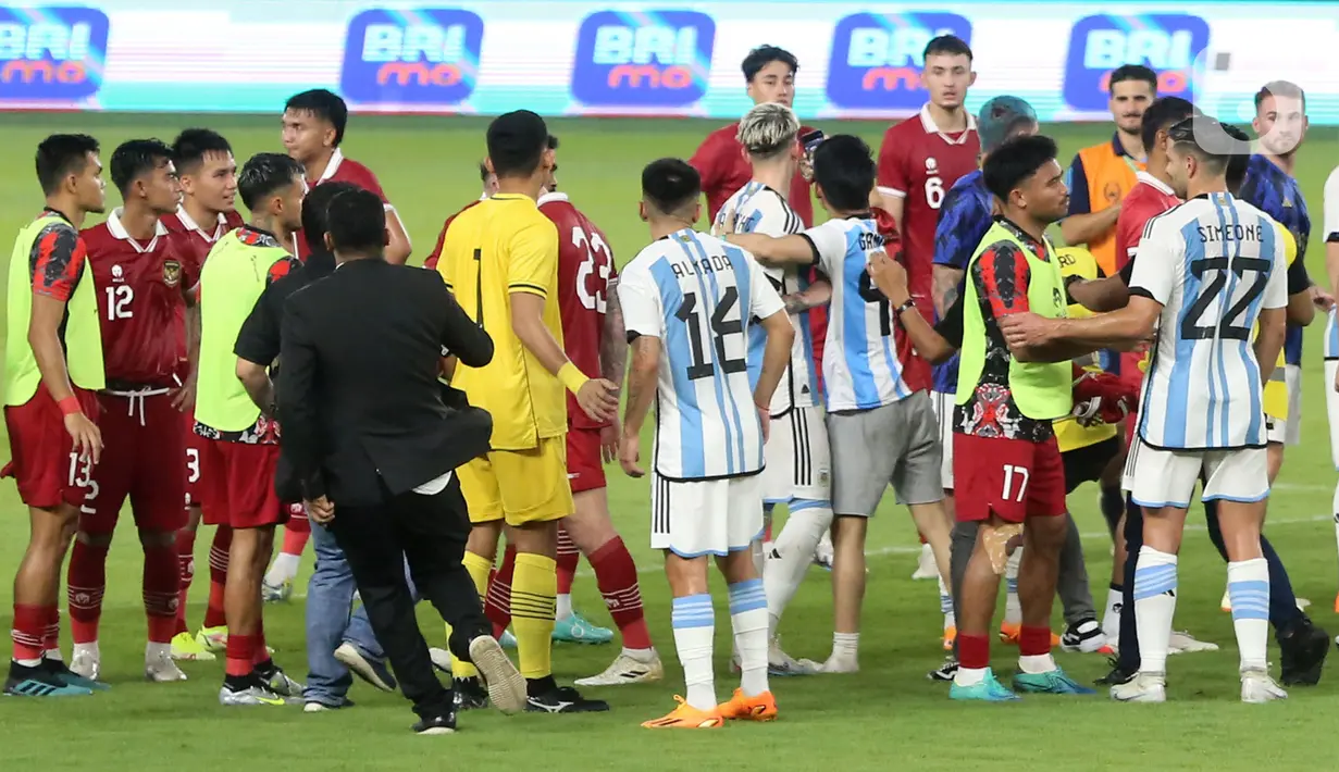 Pertandingan Indonesia Vs Argentina berlangsung seru, menarik, dan semarak lantaran penonton hadir memadati SUGBK. (Bola.com/Muhammad Iqbal Ichsan)