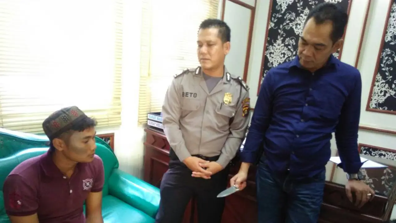 Tersangka pembunuh mahasiswi Palembang diamankan di Mapolsek Sukarame Palembang (Liputan6.com/Nefri Inge)