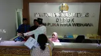 Pegawai Imigrasi Depok Berpakaian Adat dan Kasih Hadiah, Ada Apa?