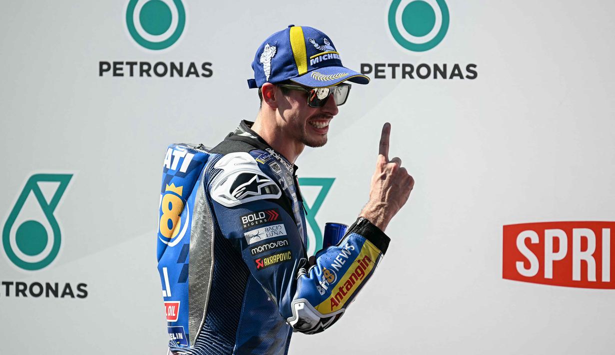 Pebalap MotoGP asal Spanyol dari tim BK8 Gresini Racing MotoGP, Alex Marquez, merayakan kemenangan setelah memenangkan balapan MotoGP Grand Prix Malaysia di Sirkuit Internasional Sepang, Sepang, pada Minggu 26 Oktober 2025. (Lillian SUWANRUMPHA/AFP)