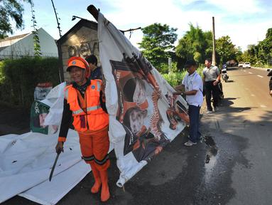 Petugas Bawaslu melakukan pencopotan alat peraga kampanye (APK) Pemilu 2019 di kawasan Lebak Bulus, Jakarta Selatan, Minggu (14/4). Pencoptan yang melibatkan tenaga PPSU ini sebagai tindak lanjut masa tenang Pemilu 2019 hingga hari pencoblosan 17 April mendatang. (merdeka.com/Arie Basuki)