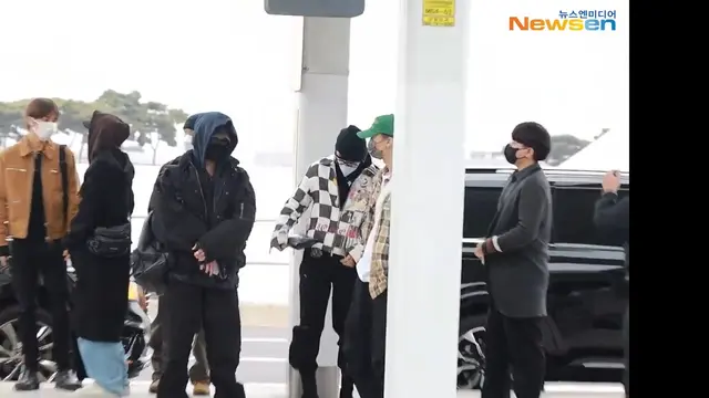 NCT 127 di Bandara Incheon hendak terbang ke Jakarta (Foto: tangkapan layar Youtube News TV Korean Entertainment News)