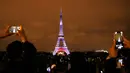 Wisatawan mengambil gambar Menara Eiffel yang berhias instalasi cahaya warna-warni di Paris, Perancis, Kamis (13/9). Pertunjukan ini untuk merayakan 160 tahun hubungan diplomatik antara Perancis dengan Jepang. (AP Photo/Christophe Ena)