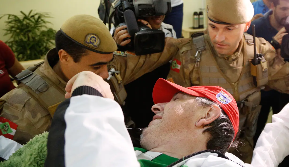 Jurnalis radio Brasil, Rafael Henzel korban selamat dari kecelakaan pesawat Lamia di Kolombia dua pekan lalu, dibawa ke rumah sakit di Chapeco, Brasil, Rabu (13/12). Henzel  merupakan satu dari enam korban selamat kecelakaan tragis itu. (Marcio Cunha/AFP)
